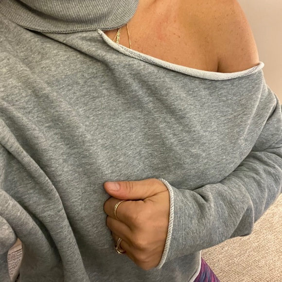 Grey sweatshirt with cut out shoulder - Picture 3 of 4